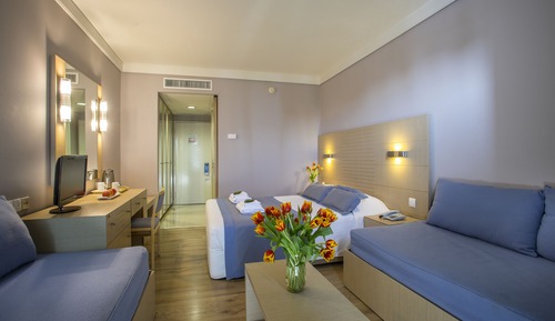 Habitación familiar, vistas parciales al mar