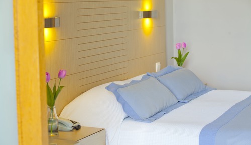 Habitación con 1 cama doble o 2 individuales, vistas parciales al mar