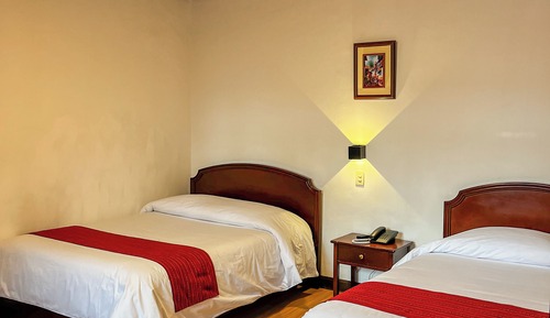 Habitación básica con 2 camas individuales