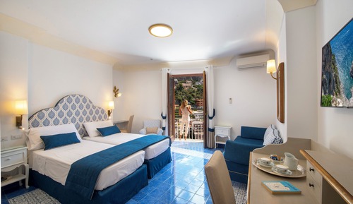 Habitación triple, vistas al mar (French Balcony)
