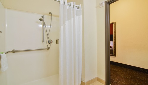 Habitación, 2 camas de matrimonio (Comms Accessible. Roll-In Shower)