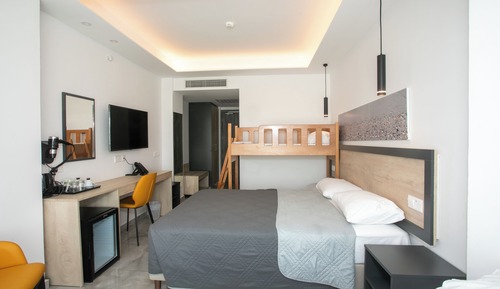 Habitación con 1 cama doble o 2 individuales, vistas a la piscina