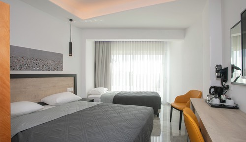 Habitación triple, vistas a la piscina
