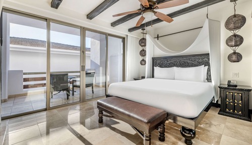 JUNIOR 1 KING SUITE WITH BALCONY