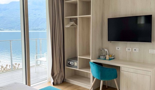 Habitación Club doble, vistas parciales al lago