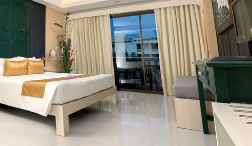 Habitación Deluxe, bañera, vistas a la piscina