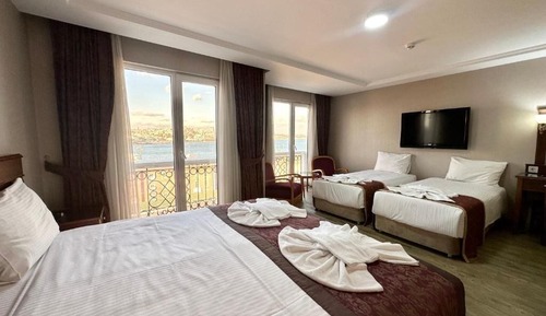 Habitación superior, vistas al mar, bañera de hidromasaje (Superior Family Room with Bosphorus View)