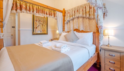 Habitación (Four poster)