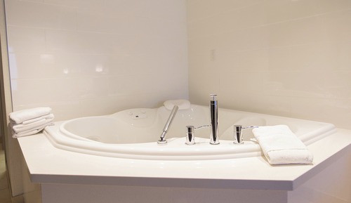 Habitación estándar, 1 cama de matrimonio grande con sofá cama, bañera de hidromasaje