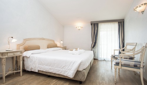 Habitación superior con 1 cama doble o 2 individuales, vistas parciales al lago