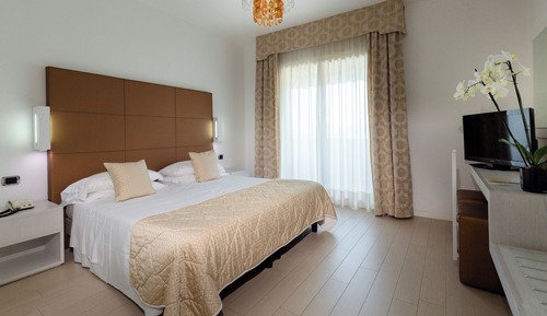 Suite junior, balcón, vistas parciales al lago