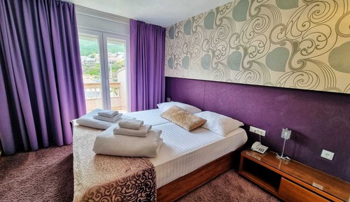 Habitación clásica con 1 cama doble o 2 individuales, balcón