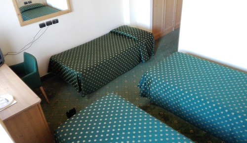 Habitación triple estándar, accesible para personas con discapacidad