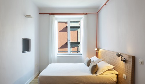 Estudio básico, 1 cama doble o 2 individuales, cocina básica, entresuelo