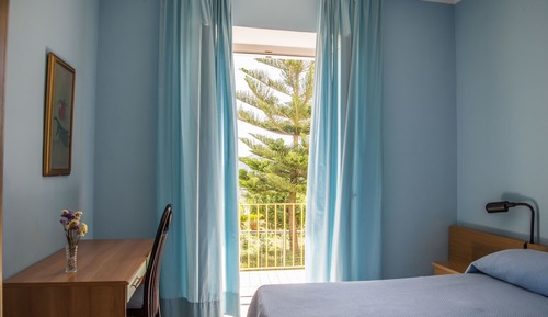 Habitación estándar con 1 cama doble o 2 individuales, con vistas