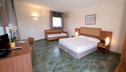 Habitación triple clásica (2 adulti + 1 bambino)