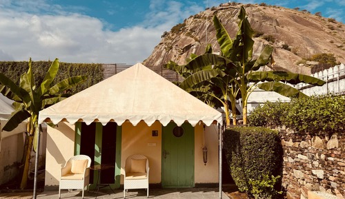 Tienda Premium, vistas a la piscina