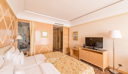 Habitación superior con 1 cama doble o 2 individuales (Family Package)