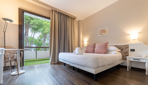 Habitación doble superior, 1 cama doble o 2 individuales, vistas al jardín (Spa Access Included)