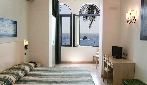 Habitación superior con 1 cama doble o 2 individuales, vistas al mar