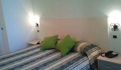 Habitación clásica con 1 cama doble o 2 individuales, terraza, vistas al jardín