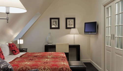 The Penthouse Suite (2 rooms & 2 bathrooms & living room)