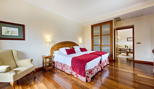 Suite junior ((2 Adults + 1 Child))