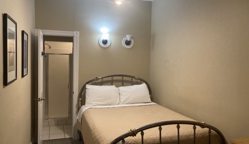 3D - Full bed, Private On Suite Bath