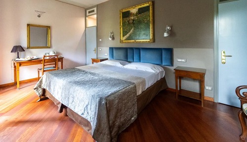 Habitación superior con 1 cama doble o 2 individuales, vistas al parque