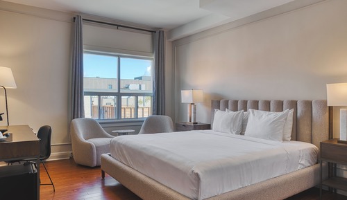 Corner King Room, 1 King Bed, Non Smoking, Private Bathroom, Stair access only