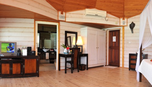 Villa, bañera de hidromasaje, sobre el agua