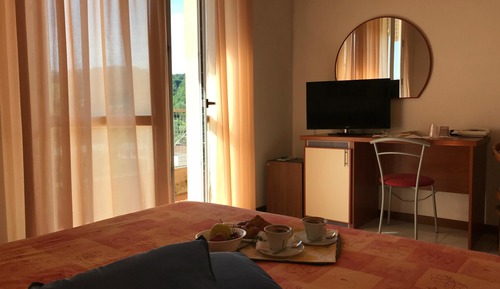 Habitación triple, vistas a la colina