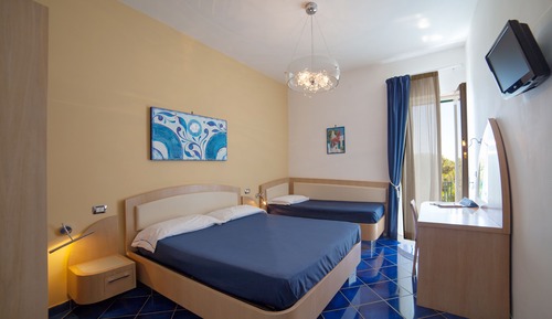 Habitación triple, balcón, vistas al mar