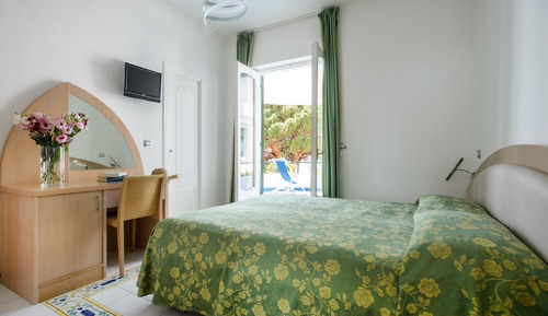 Habitación superior con 1 cama doble o 2 individuales, balcón, vistas al mar