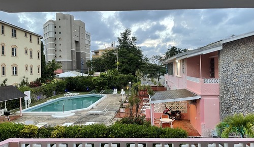 Estudio, vistas a la piscina, planta ejecutiva