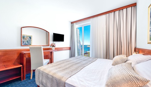 Habitación estándar con 1 cama doble o 2 individuales, balcón, vistas al mar