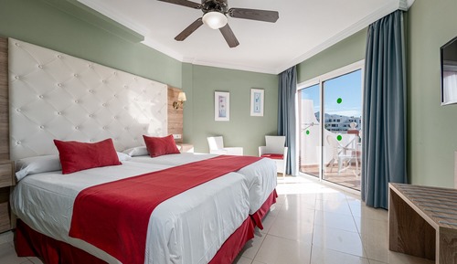 Habitación Confort, terraza, vistas parciales al mar