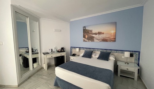 Habitación romántica, bañera de hidromasaje (Botella de cava y bombones)
