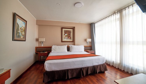 Habitación superior, 1 cama de matrimonio grande, baño privado