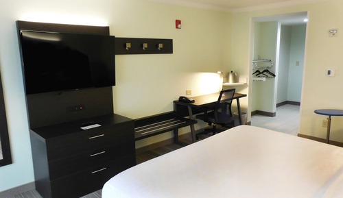 Habitación estándar, 1 cama de matrimonio grande (Communication, Roll-In Shower)