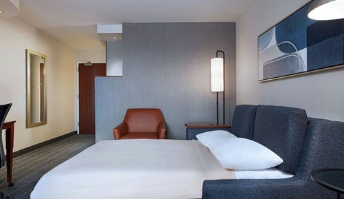 Habitación, 1 cama de matrimonio grande con sofá cama (Mobility/Hearing Access, Roll-In Shwr)