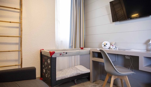 Suite junior, vistas parciales al mar