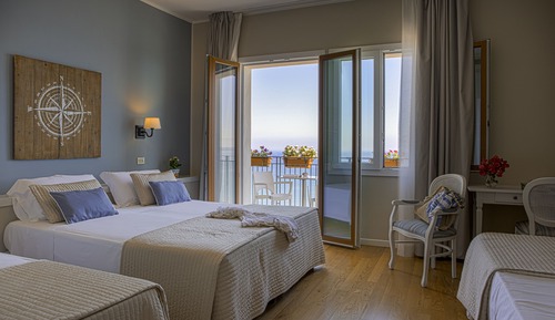 Habitación cuádruple, varias camas, balcón, vistas al mar