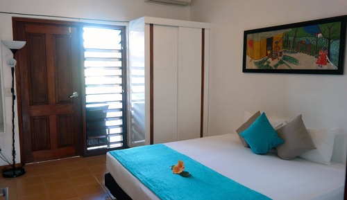 Habitación hacia piscina