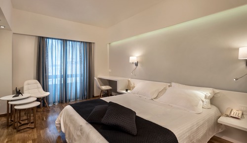 Habitación superior con 1 cama doble o 2 individuales, balcón