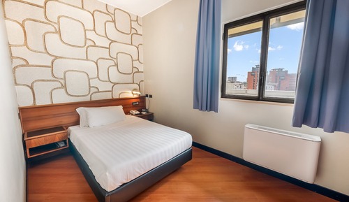  Loft básico, 2 habitaciones, baño compartido (en la terraza, una planta con la escalera)