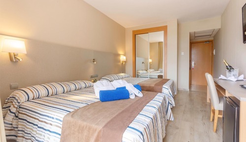 Habitación Estándar Vista a la Piscina 3 adultos + 1 niño
