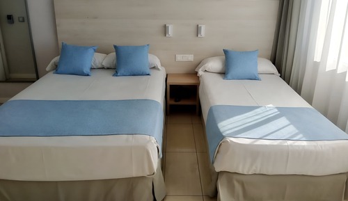 Habitación triple, balcón