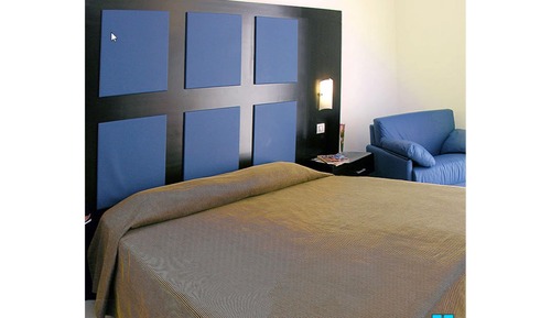 Habitación superior, vistas parciales al mar