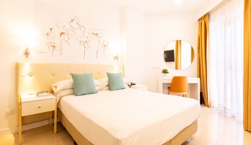Habitación con 1 cama doble o 2 individuales, terraza, vistas parciales al mar